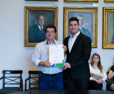 O Governo do Estado conclui esta semana a rodada de autorizações para liberação de recursos do programa Paraná Mais Cidades, que começou há cerca de dois meses. Coordenado pela Casa Civil, o programa é uma parceria entre o Governo e a Assembleia Legislativa e conta com R$ 351 milhões, provenientes do Tesouro Estadual e da devolução do exercício orçamentário do Legislativo. Foto: Guilherme Flores/Casa Civil