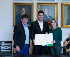 O Governo do Estado conclui esta semana a rodada de autorizações para liberação de recursos do programa Paraná Mais Cidades, que começou há cerca de dois meses. Coordenado pela Casa Civil, o programa é uma parceria entre o Governo e a Assembleia Legislativa e conta com R$ 351 milhões, provenientes do Tesouro Estadual e da devolução do exercício orçamentário do Legislativo. Foto: Guilherme Flores/Casa Civil