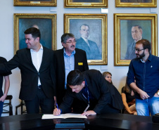 O Governo do Estado conclui esta semana a rodada de autorizações para liberação de recursos do programa Paraná Mais Cidades, que começou há cerca de dois meses. Coordenado pela Casa Civil, o programa é uma parceria entre o Governo e a Assembleia Legislativa e conta com R$ 351 milhões, provenientes do Tesouro Estadual e da devolução do exercício orçamentário do Legislativo. Foto: Guilherme Flores/Casa Civil