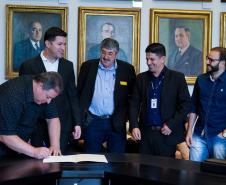 O Governo do Estado conclui esta semana a rodada de autorizações para liberação de recursos do programa Paraná Mais Cidades, que começou há cerca de dois meses. Coordenado pela Casa Civil, o programa é uma parceria entre o Governo e a Assembleia Legislativa e conta com R$ 351 milhões, provenientes do Tesouro Estadual e da devolução do exercício orçamentário do Legislativo. Foto: Guilherme Flores/Casa Civil