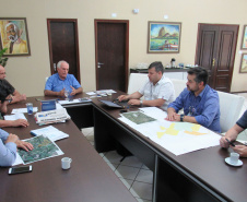 A Sanepar vai investir cerca de R$ 20 milhões na ampliação dos sistemas de água e esgotamento sanitário de Nova Esperança. O planejamento foi apresentado pelo diretor de Investimentos da companhia, Joel de Jesus Macedo, ao prefeito Moacir Olivatti. Após a conclusão das obras, o município terá mais de 90% de atendimento com os serviços de coleta e tratamento de esgoto. Os recursos também garantirão a manutenção de 100% de atendimento com água tratada.Foto: Ssanepar