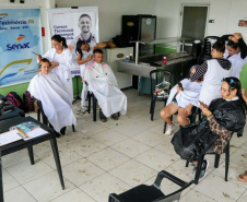 A empresa Portos do Paraná levou pela primeira vez o projeto Porto em Ação para além do continente. A comunidade beneficiada foi a de Encantadas, na Ilha do Mel. Nesta quarta-feira (4), os moradores tiveram acesso a exames clínicos e vacinação, além de corte de cabelo, aulas de xadrez, orientações sobre qualidade de vida e atividades físicas. Foto: Portos do Paraná
