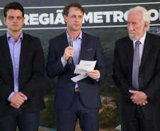 O vice-governador Darci Piana, o diretor-presidente da Companhia de Saneamento do Paraná (Sanepar), Claudio Stabile, e o vice-prefeito de Curitiba, Eduardo Pimentel, inauguraram nesta quarta-feira (4) a nova estação elevatória de água tratada e a usina fotovoltaica (energia solar) flutuante na captação do Sistema Passaúna. Foto: Sanepar