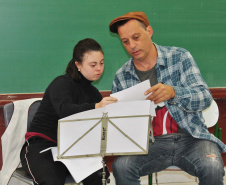 A jovem é Maryan Pereira Putrique, 18 anos, aluna com Síndrome de Down. Ela quer ser professora e já está no Curso de Formação de Docentes, ofertado na rede estadual de ensino. “Nesses dois anos sendo professora dela eu aprendi muito, e sei que ainda tenho muito a aprender”, destaca a professora Maria Isabel de Castro dos Santos, que leciona para a estudante. Foto:SEED