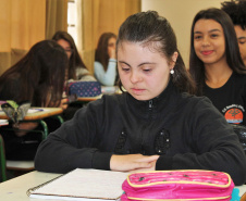 A jovem é Maryan Pereira Putrique, 18 anos, aluna com Síndrome de Down. Ela quer ser professora e já está no Curso de Formação de Docentes, ofertado na rede estadual de ensino. “Nesses dois anos sendo professora dela eu aprendi muito, e sei que ainda tenho muito a aprender”, destaca a professora Maria Isabel de Castro dos Santos, que leciona para a estudante. Foto:SEED