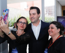 O governador Carlos Massa Ratinho Junior afirmou nesta quinta-feira (5) que a modernização do Estado passa pelo papel de fiscalização do Ministério Público do Paraná (MPPR) e pela construção de políticas conjuntas de atendimento social. Ele participou do Congresso Estadual do MPPR e de uma sessão plenária sobre planejamento estratégico do órgão, que acontecem em Curitiba.