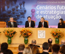 O governador Carlos Massa Ratinho Junior afirmou nesta quinta-feira (5) que a modernização do Estado passa pelo papel de fiscalização do Ministério Público do Paraná (MPPR) e pela construção de políticas conjuntas de atendimento social. Ele participou do Congresso Estadual do MPPR e de uma sessão plenária sobre planejamento estratégico do órgão, que acontecem em Curitiba.
