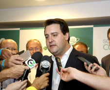 A ministra da Agricultura, Pecuária e Abastecimento, Tereza Cristina, assinou nesta sexta-feira (06), durante evento com a presença do governador Carlos Massa Ratinho Junior, instrução normativa que reforça o reconhecimento do Paraná como área livre da peste suína clássica (PSC). O documento desmembra o Estado de um grupo que era formado por 14 unidades federativas.