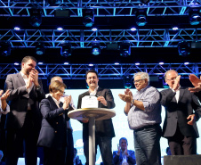 A ministra da Agricultura, Pecuária e Abastecimento, Tereza Cristina, assinou nesta sexta-feira (06), durante evento com a presença do governador Carlos Massa Ratinho Junior, instrução normativa que reforça o reconhecimento do Paraná como área livre da peste suína clássica (PSC). O documento desmembra o Estado de um grupo que era formado por 14 unidades federativas.