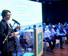 A ministra da Agricultura, Pecuária e Abastecimento, Tereza Cristina, assinou nesta sexta-feira (06), durante evento com a presença do governador Carlos Massa Ratinho Junior, instrução normativa que reforça o reconhecimento do Paraná como área livre da peste suína clássica (PSC). O documento desmembra o Estado de um grupo que era formado por 14 unidades federativas.