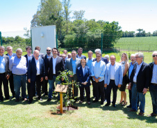 A ministra da Agricultura, Pecuária e Abastecimento, Tereza Cristina, assinou nesta sexta-feira (06), durante evento com a presença do governador Carlos Massa Ratinho Junior, instrução normativa que reforça o reconhecimento do Paraná como área livre da peste suína clássica (PSC). O documento desmembra o Estado de um grupo que era formado por 14 unidades federativas.