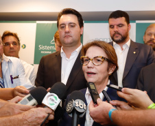 A ministra da Agricultura, Pecuária e Abastecimento, Tereza Cristina, assinou nesta sexta-feira (06), durante evento com a presença do governador Carlos Massa Ratinho Junior, instrução normativa que reforça o reconhecimento do Paraná como área livre da peste suína clássica (PSC). O documento desmembra o Estado de um grupo que era formado por 14 unidades federativas.