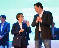 A ministra da Agricultura, Pecuária e Abastecimento, Tereza Cristina, assinou nesta sexta-feira (06), durante evento com a presença do governador Carlos Massa Ratinho Junior, instrução normativa que reforça o reconhecimento do Paraná como área livre da peste suína clássica (PSC). O documento desmembra o Estado de um grupo que era formado por 14 unidades federativas.