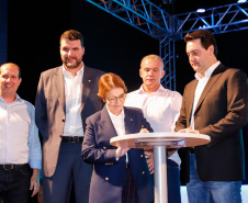 A ministra da Agricultura, Pecuária e Abastecimento, Tereza Cristina, assinou nesta sexta-feira (06), durante evento com a presença do governador Carlos Massa Ratinho Junior, instrução normativa que reforça o reconhecimento do Paraná como área livre da peste suína clássica (PSC). O documento desmembra o Estado de um grupo que era formado por 14 unidades federativas.