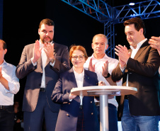 A ministra da Agricultura, Pecuária e Abastecimento, Tereza Cristina, assinou nesta sexta-feira (06), durante evento com a presença do governador Carlos Massa Ratinho Junior, instrução normativa que reforça o reconhecimento do Paraná como área livre da peste suína clássica (PSC). O documento desmembra o Estado de um grupo que era formado por 14 unidades federativas.