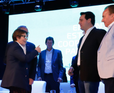 A ministra da Agricultura, Pecuária e Abastecimento, Tereza Cristina, assinou nesta sexta-feira (06), durante evento com a presença do governador Carlos Massa Ratinho Junior, instrução normativa que reforça o reconhecimento do Paraná como área livre da peste suína clássica (PSC). O documento desmembra o Estado de um grupo que era formado por 14 unidades federativas.