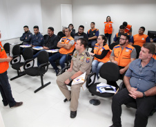 A temporada de verão leva muitos turistas para o litoral paranaense, mas também acende o alerta dos municípios com o aumento das chuvas e a possibilidade de desastres. Para preparar as cidades na prevenção e resposta rápida nessas ocorrências, a Coordenadoria Estadual de Proteção e Defesa Civil promoveu nesta sexta-feira (6), em Curitiba, uma capacitação com os coordenadores municipais de Defesa Civil das sete cidades litorâneas.Foto: Ari Dias/AEN