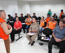 A temporada de verão leva muitos turistas para o litoral paranaense, mas também acende o alerta dos municípios com o aumento das chuvas e a possibilidade de desastres. Para preparar as cidades na prevenção e resposta rápida nessas ocorrências, a Coordenadoria Estadual de Proteção e Defesa Civil promoveu nesta sexta-feira (6), em Curitiba, uma capacitação com os coordenadores municipais de Defesa Civil das sete cidades litorâneas.Foto: Ari Dias/AEN