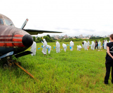 A Polícia Científica do Paraná realizou quinta-feira (5), no Aeroporto Internacional Afonso Pena, em São José dos Pinhais, um simulado para avaliação das práticas abordadas no curso de Perícia em Local de Desastres em Massa - Identificação de Vítimas de Desastres (DVI). A aula em campo contou com o apoio da Infraero e do grupo Tigre da Polícia Civil. O curso foi encerrado na manhã desta sexta-feira (06).Foto:SESP
