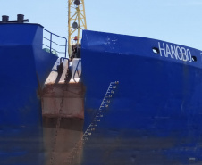 Os berços do Porto de Paranaguá começaram a ser dragados por uma draga mecânica nesta sexta-feira (6). Esta é a primeira vez que uma Clamshell é utilizada nos portos paranaenses. A diferença entre essa e as embarcações comuns para execução deste serviço é a precisão e a segurança para dragar mais próximo ao costado.