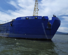 Os berços do Porto de Paranaguá começaram a ser dragados por uma draga mecânica nesta sexta-feira (6). Esta é a primeira vez que uma Clamshell é utilizada nos portos paranaenses. A diferença entre essa e as embarcações comuns para execução deste serviço é a precisão e a segurança para dragar mais próximo ao costado.