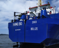 Os berços do Porto de Paranaguá começaram a ser dragados por uma draga mecânica nesta sexta-feira (6). Esta é a primeira vez que uma Clamshell é utilizada nos portos paranaenses. A diferença entre essa e as embarcações comuns para execução deste serviço é a precisão e a segurança para dragar mais próximo ao costado.