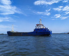 Os berços do Porto de Paranaguá começaram a ser dragados por uma draga mecânica nesta sexta-feira (6). Esta é a primeira vez que uma Clamshell é utilizada nos portos paranaenses. A diferença entre essa e as embarcações comuns para execução deste serviço é a precisão e a segurança para dragar mais próximo ao costado.