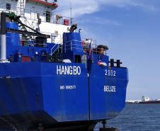 Os berços do Porto de Paranaguá começaram a ser dragados por uma draga mecânica nesta sexta-feira (6). Esta é a primeira vez que uma Clamshell é utilizada nos portos paranaenses. A diferença entre essa e as embarcações comuns para execução deste serviço é a precisão e a segurança para dragar mais próximo ao costado.