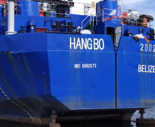 Os berços do Porto de Paranaguá começaram a ser dragados por uma draga mecânica nesta sexta-feira (6). Esta é a primeira vez que uma Clamshell é utilizada nos portos paranaenses. A diferença entre essa e as embarcações comuns para execução deste serviço é a precisão e a segurança para dragar mais próximo ao costado.