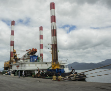 Os berços do Porto de Paranaguá começaram a ser dragados por uma draga mecânica nesta sexta-feira (6). Esta é a primeira vez que uma Clamshell é utilizada nos portos paranaenses. A diferença entre essa e as embarcações comuns para execução deste serviço é a precisão e a segurança para dragar mais próximo ao costado.