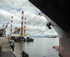 Os berços do Porto de Paranaguá começaram a ser dragados por uma draga mecânica nesta sexta-feira (6). Esta é a primeira vez que uma Clamshell é utilizada nos portos paranaenses. A diferença entre essa e as embarcações comuns para execução deste serviço é a precisão e a segurança para dragar mais próximo ao costado.