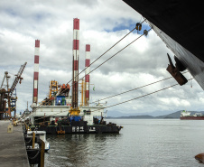 Os berços do Porto de Paranaguá começaram a ser dragados por uma draga mecânica nesta sexta-feira (6). Esta é a primeira vez que uma Clamshell é utilizada nos portos paranaenses. A diferença entre essa e as embarcações comuns para execução deste serviço é a precisão e a segurança para dragar mais próximo ao costado.