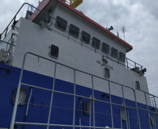 Os berços do Porto de Paranaguá começaram a ser dragados por uma draga mecânica nesta sexta-feira (6). Esta é a primeira vez que uma Clamshell é utilizada nos portos paranaenses. A diferença entre essa e as embarcações comuns para execução deste serviço é a precisão e a segurança para dragar mais próximo ao costado.