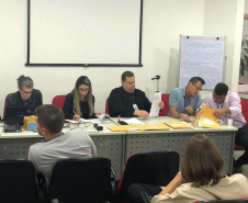 A primeira licitação para a venda de imóveis públicos ociosos ou sem destinação promovida pelo Governo do Estado arrecadou R$ 5.101.501,00. O certame desta sexta-feira (6) arrecadou 62% a mais do que o valor de referência. Dos 15 imóveis colocados à venda, os três vendidos arrecadaram mais da metade do valor total dos imóveis ofertados.Foto: Carlos Winnikes/SEAP