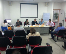 A primeira licitação para a venda de imóveis públicos ociosos ou sem destinação promovida pelo Governo do Estado arrecadou R$ 5.101.501,00. O certame desta sexta-feira (6) arrecadou 62% a mais do que o valor de referência. Dos 15 imóveis colocados à venda, os três vendidos arrecadaram mais da metade do valor total dos imóveis ofertados.Foto: Carlos Winnikes/SEAP