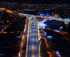 O Governo do Estado liberou nesta sexta-feira (06) para o tráfego de veículos o novo viaduto da BR-277, em Foz do Iguaçu. A liberação, feita pelo Departamento de Estradas de Rodagem do Paraná, aconteceu a partir das 16h, e contou com o apoio da Polícia Rodoviária Federal e da Prefeitura Municipal de Foz do Iguaçu.Foto:DER