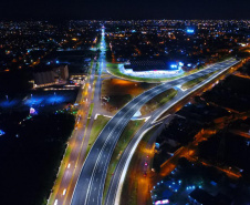 O Governo do Estado liberou nesta sexta-feira (06) para o tráfego de veículos o novo viaduto da BR-277, em Foz do Iguaçu. A liberação, feita pelo Departamento de Estradas de Rodagem do Paraná, aconteceu a partir das 16h, e contou com o apoio da Polícia Rodoviária Federal e da Prefeitura Municipal de Foz do Iguaçu.Foto:DER