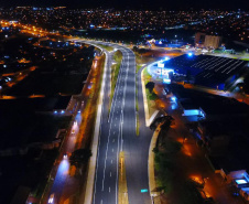 O Governo do Estado liberou nesta sexta-feira (06) para o tráfego de veículos o novo viaduto da BR-277, em Foz do Iguaçu. A liberação, feita pelo Departamento de Estradas de Rodagem do Paraná, aconteceu a partir das 16h, e contou com o apoio da Polícia Rodoviária Federal e da Prefeitura Municipal de Foz do Iguaçu.Foto:DER