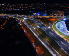 O Governo do Estado liberou nesta sexta-feira (06) para o tráfego de veículos o novo viaduto da BR-277, em Foz do Iguaçu. A liberação, feita pelo Departamento de Estradas de Rodagem do Paraná, aconteceu a partir das 16h, e contou com o apoio da Polícia Rodoviária Federal e da Prefeitura Municipal de Foz do Iguaçu.Foto:DER