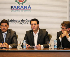O governador Carlos Massa Ratinho Junior e o secretário de Infraestrutura e Logística, Sandro Alex, divulgam nesta segunda-feira (09),  no Palácio Iguaçu, as obras aprovadas pelo Governo do Estado que serão realizadas com os recursos do acordo de leniência firmado pela empresa Ecorodovias, que controla as concessionárias Ecovia e Ecocataratas, e Ministério Público Federal (MPF).    Curitiba, 09/12/2019 - Foto: Geraldo Bubniak/AEN