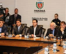 O governador Carlos Massa Ratinho Junior e o secretário de Infraestrutura e Logística, Sandro Alex, divulgam nesta segunda-feira (09),  no Palácio Iguaçu, as obras aprovadas pelo Governo do Estado que serão realizadas com os recursos do acordo de leniência firmado pela empresa Ecorodovias, que controla as concessionárias Ecovia e Ecocataratas, e Ministério Público Federal (MPF).    Curitiba, 09/12/2019 - Foto: Geraldo Bubniak/AEN
