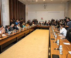 O governador Carlos Massa Ratinho Junior e o secretário de Infraestrutura e Logística, Sandro Alex, divulgam nesta segunda-feira (09),  no Palácio Iguaçu, as obras aprovadas pelo Governo do Estado que serão realizadas com os recursos do acordo de leniência firmado pela empresa Ecorodovias, que controla as concessionárias Ecovia e Ecocataratas, e Ministério Público Federal (MPF).    Curitiba, 09/12/2019 - Foto: Geraldo Bubniak/AEN