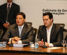 O governador Carlos Massa Ratinho Junior e o secretário de Infraestrutura e Logística, Sandro Alex, divulgam nesta segunda-feira (09),  no Palácio Iguaçu, as obras aprovadas pelo Governo do Estado que serão realizadas com os recursos do acordo de leniência firmado pela empresa Ecorodovias, que controla as concessionárias Ecovia e Ecocataratas, e Ministério Público Federal (MPF).    Curitiba, 09/12/2019 - Foto: Geraldo Bubniak/AEN