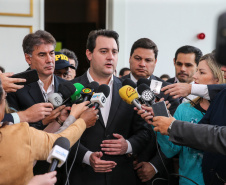 O governador Carlos Massa Ratinho Junior e o secretário de Infraestrutura e Logística, Sandro Alex, divulgam nesta segunda-feira (09),  no Palácio Iguaçu, as obras aprovadas pelo Governo do Estado que serão realizadas com os recursos do acordo de leniência firmado pela empresa Ecorodovias, que controla as concessionárias Ecovia e Ecocataratas, e Ministério Público Federal (MPF).    Curitiba, 09/12/2019 - Foto: Geraldo Bubniak/AEN