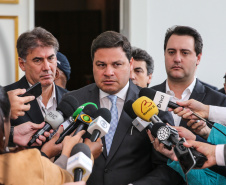 O governador Carlos Massa Ratinho Junior e o secretário de Infraestrutura e Logística, Sandro Alex, divulgam nesta segunda-feira (09),  no Palácio Iguaçu, as obras aprovadas pelo Governo do Estado que serão realizadas com os recursos do acordo de leniência firmado pela empresa Ecorodovias, que controla as concessionárias Ecovia e Ecocataratas, e Ministério Público Federal (MPF).    Curitiba, 09/12/2019 - Foto: Geraldo Bubniak/AEN