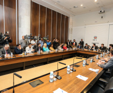 O governador Carlos Massa Ratinho Junior e o secretário de Infraestrutura e Logística, Sandro Alex, divulgam nesta segunda-feira (09),  no Palácio Iguaçu, as obras aprovadas pelo Governo do Estado que serão realizadas com os recursos do acordo de leniência firmado pela empresa Ecorodovias, que controla as concessionárias Ecovia e Ecocataratas, e Ministério Público Federal (MPF).    Curitiba, 09/12/2019 - Foto: Geraldo Bubniak/AEN