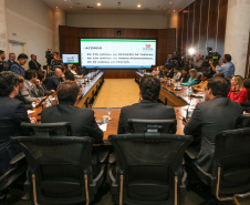 O governador Carlos Massa Ratinho Junior e o secretário de Infraestrutura e Logística, Sandro Alex, divulgam nesta segunda-feira (09),  no Palácio Iguaçu, as obras aprovadas pelo Governo do Estado que serão realizadas com os recursos do acordo de leniência firmado pela empresa Ecorodovias, que controla as concessionárias Ecovia e Ecocataratas, e Ministério Público Federal (MPF).    Curitiba, 09/12/2019 - Foto: Geraldo Bubniak/AEN