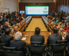 O governador Carlos Massa Ratinho Junior e o secretário de Infraestrutura e Logística, Sandro Alex, divulgam nesta segunda-feira (09),  no Palácio Iguaçu, as obras aprovadas pelo Governo do Estado que serão realizadas com os recursos do acordo de leniência firmado pela empresa Ecorodovias, que controla as concessionárias Ecovia e Ecocataratas, e Ministério Público Federal (MPF).    Curitiba, 09/12/2019 - Foto: Geraldo Bubniak/AEN