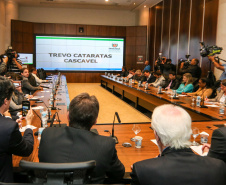 O governador Carlos Massa Ratinho Junior e o secretário de Infraestrutura e Logística, Sandro Alex, divulgam nesta segunda-feira (09),  no Palácio Iguaçu, as obras aprovadas pelo Governo do Estado que serão realizadas com os recursos do acordo de leniência firmado pela empresa Ecorodovias, que controla as concessionárias Ecovia e Ecocataratas, e Ministério Público Federal (MPF).    Curitiba, 09/12/2019 - Foto: Geraldo Bubniak/AEN