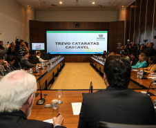 O governador Carlos Massa Ratinho Junior e o secretário de Infraestrutura e Logística, Sandro Alex, divulgam nesta segunda-feira (09),  no Palácio Iguaçu, as obras aprovadas pelo Governo do Estado que serão realizadas com os recursos do acordo de leniência firmado pela empresa Ecorodovias, que controla as concessionárias Ecovia e Ecocataratas, e Ministério Público Federal (MPF).    Curitiba, 09/12/2019 - Foto: Geraldo Bubniak/AEN